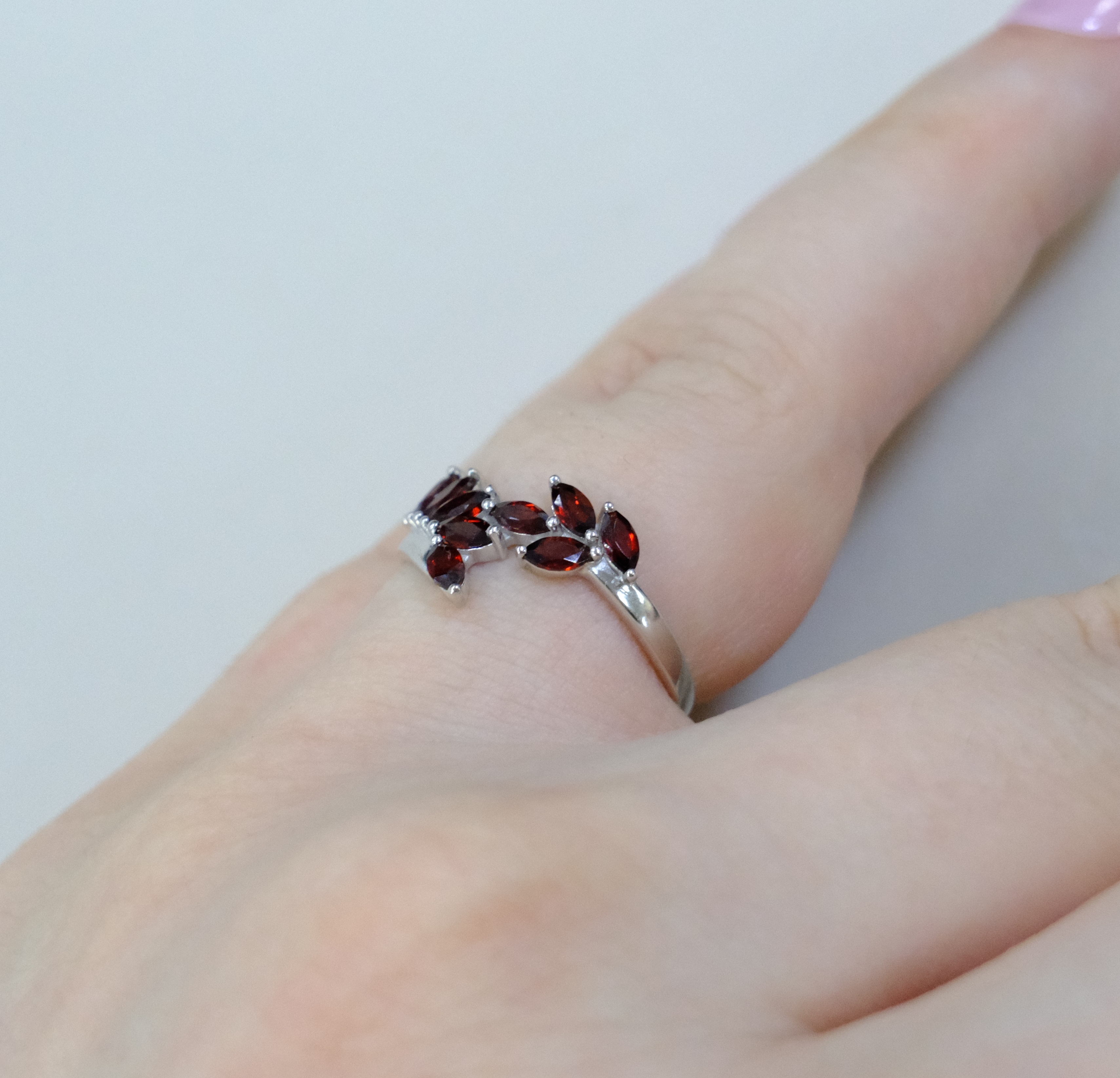 Серебряное кольцо с гранатами